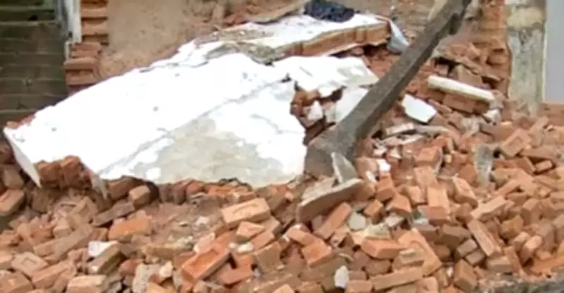 Chuva intensifica perigo em casa parcialmente desabada no Jardim Bela Vista em Bauru