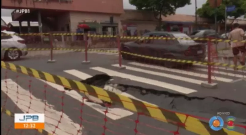 Chuvas abrem cratera e interditam avenida central em João Pessoa
