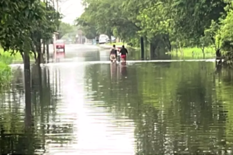 Chuvas intensas causam alagamentos e deslocam moradores em Peruíbe e Santos