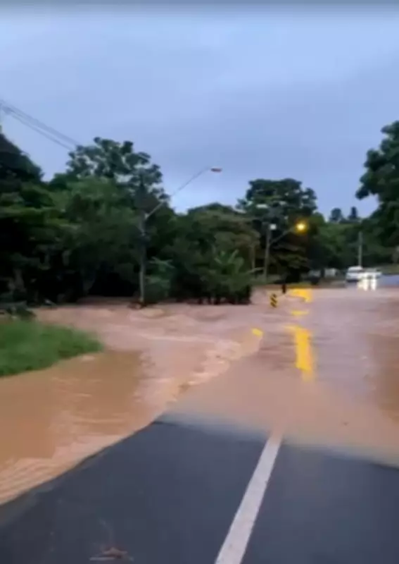 Chuvas intensas desabrigam famílias e causam alagamentos em cidades do Vale do Paraíba