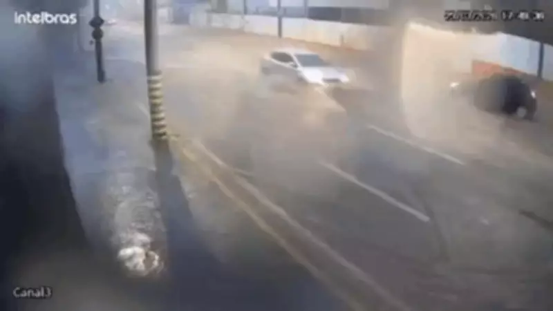 Chuvas torrenciais transformam avenida em rio e causam caos em Bauru, SP