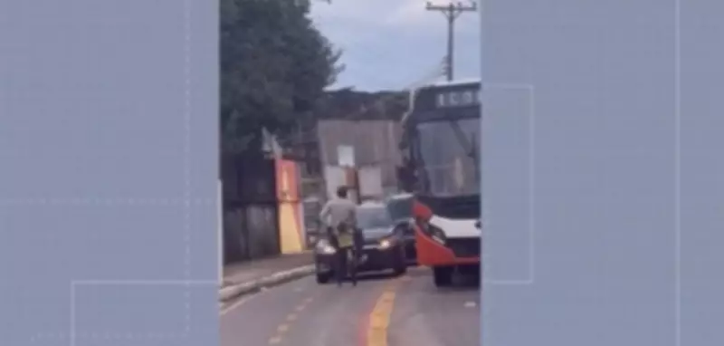 Ciclista bloqueia carro em ciclovia de Belém e ato de protesto viraliza nas redes