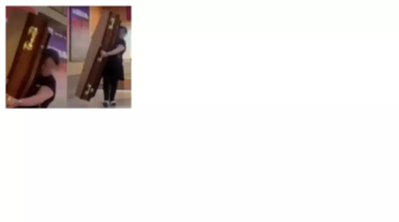 Cliente usa caixão como balde de pipoca em promoção de cinema em Santo André