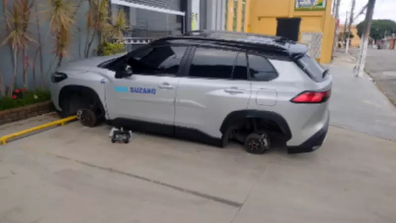 Câmeras flagram furto de rodas e pneus de táxi no Centro de Suzano; prejuízo é de R$ 10 mil