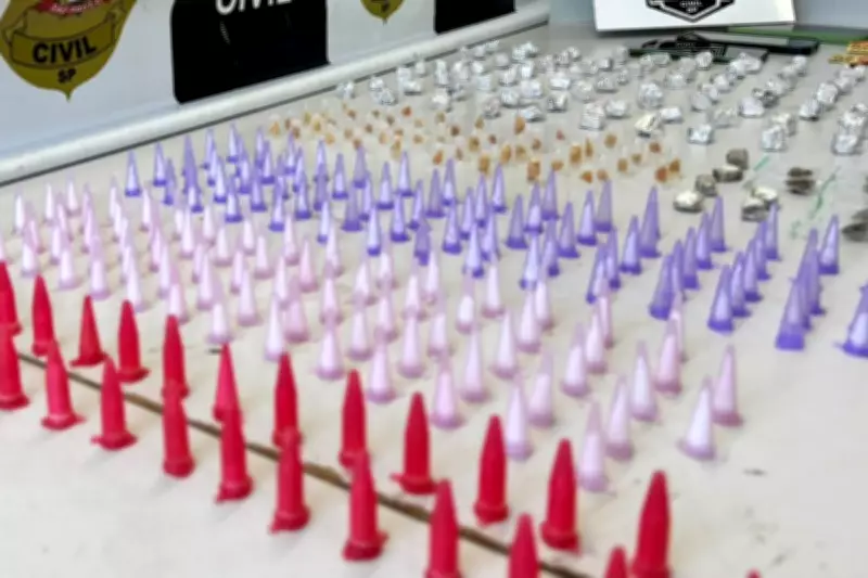 Cão farejador auxilia polícia a encontrar 318 porções de drogas escondidas em matagal