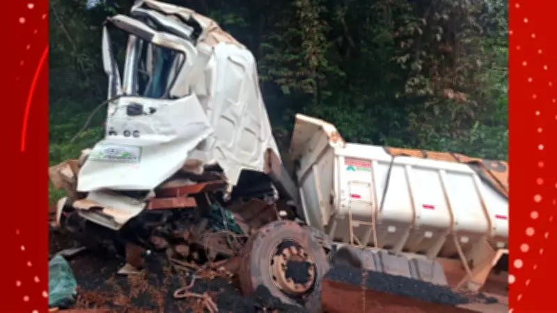 Colisão entre caminhões na BR-156 deixa vítima grave em Laranjal do Jari