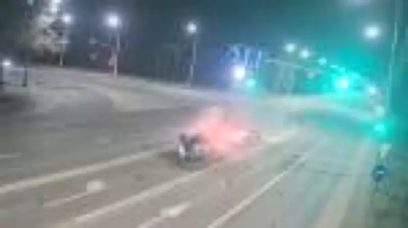 Colisão fatal entre carro e motocicleta na Ucrânia deixa vítima presa às ferragens