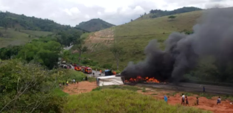 Colisão frontal entre carretas deixa três feridos na BR-101 em Joaquim Gomes, Alagoas