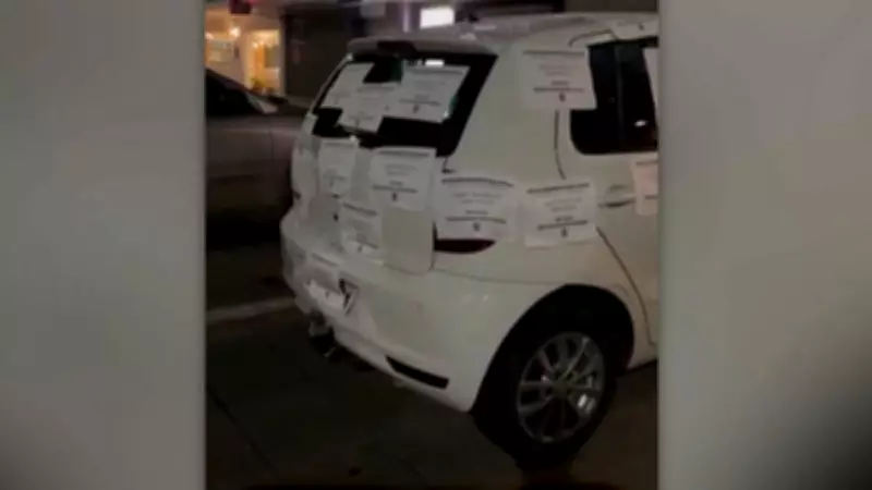 Comerciante cola panfletos em carro estacionado em vaga exclusiva em Goiânia