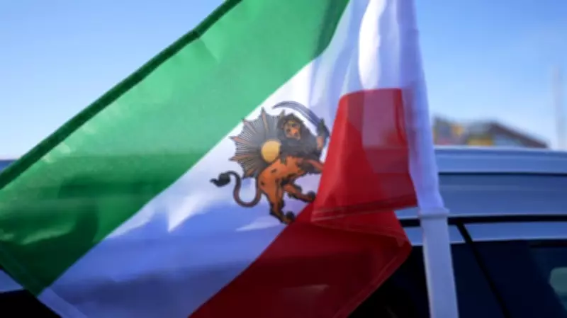 Comunidade iraniana no Canadá resgata bandeira pré-Revolução como símbolo de protesto