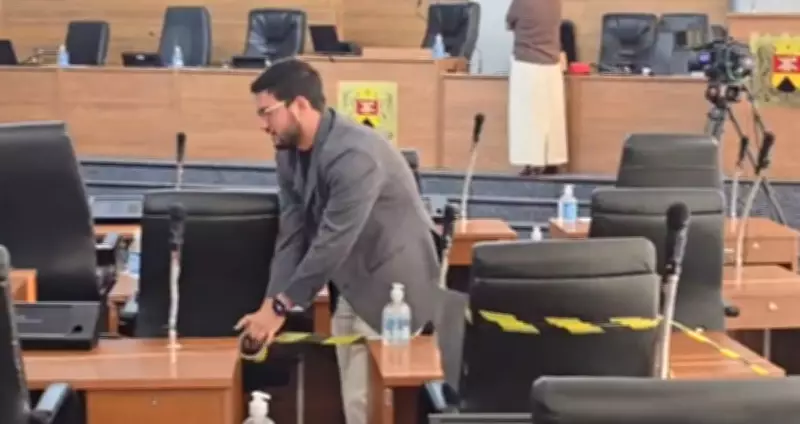 Confronto na Câmara de Sorocaba: vereador obstrui mesas de colegas com fita zebrada