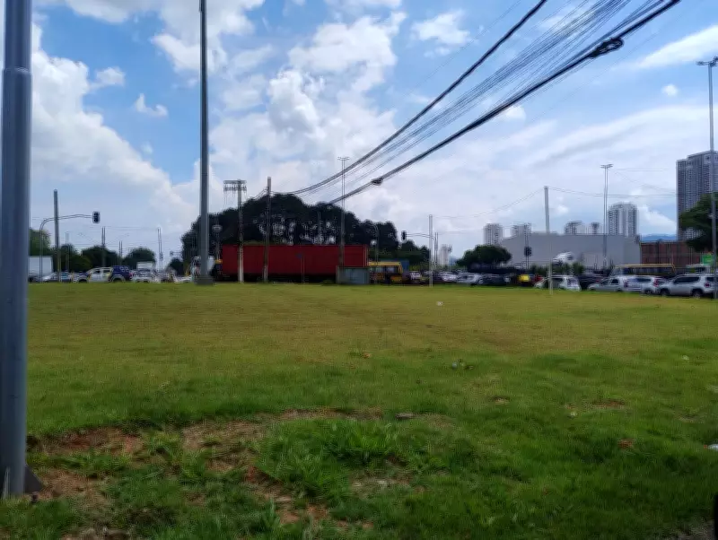 Congestionamento em Mogi das Cruzes após abordagem de caminhão irregular na Rotatória do Habib's