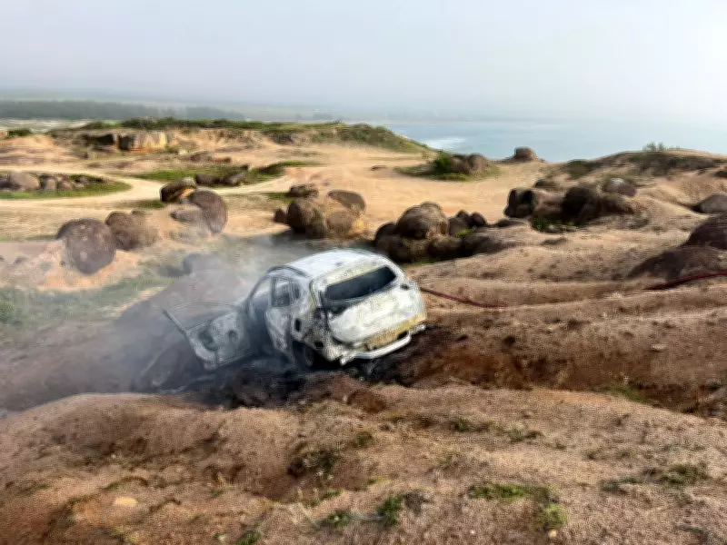 Corpo carbonizado é encontrado em carro incendiado em praia de Laguna, SC; três são presos