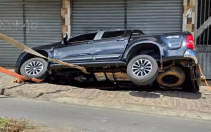 Cratera engole carro estacionado em Mutuípe e interdita BR-420