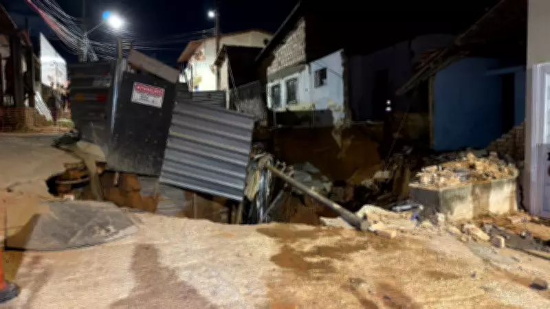 Cratera se abre e casa desaba em bairro de Natal; ninguém se feriu