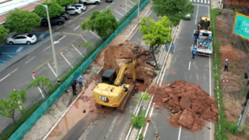 Cratera se expande e interdita Avenida Jóquei Clube em Teresina; trânsito é desviado