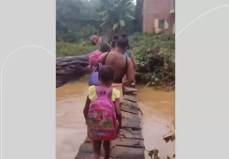 Crianças enfrentam ponte improvisada e perigosa para chegar à escola em Campos
