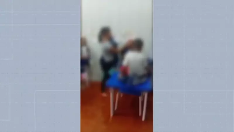 Crianças são colocadas em mesas para escapar de alagamento em creche de Itabirito