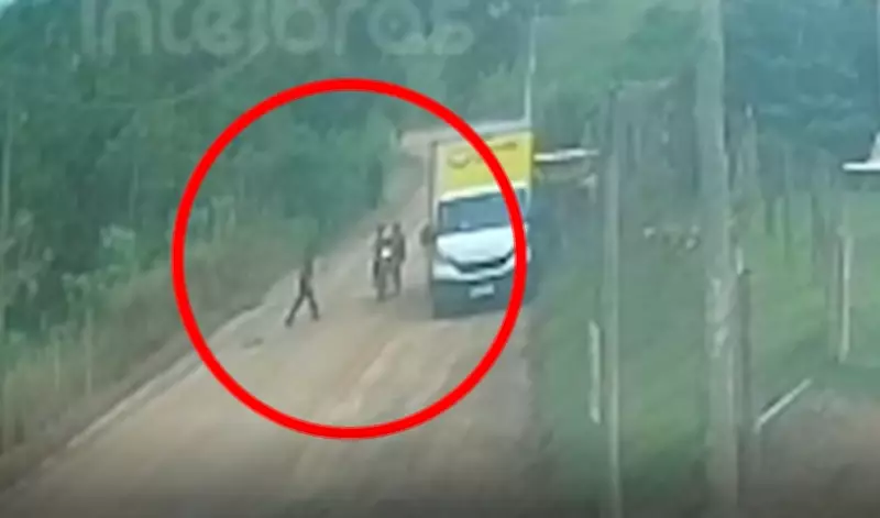 Criminosos capotam carro após roubo e assaltam motociclista para fugir em Linhares