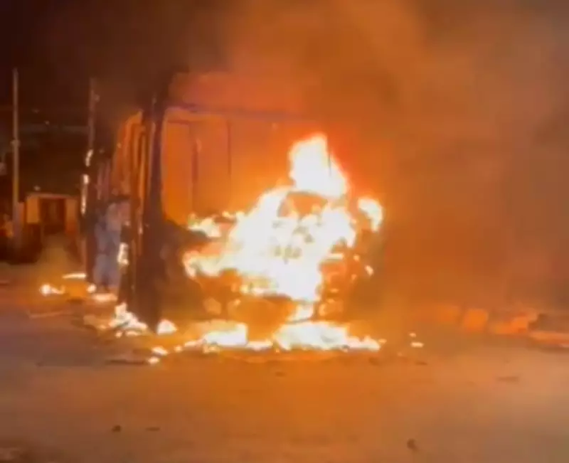 Criminosos incendeiam ônibus e carro em ataques coordenados em bairros de Natal