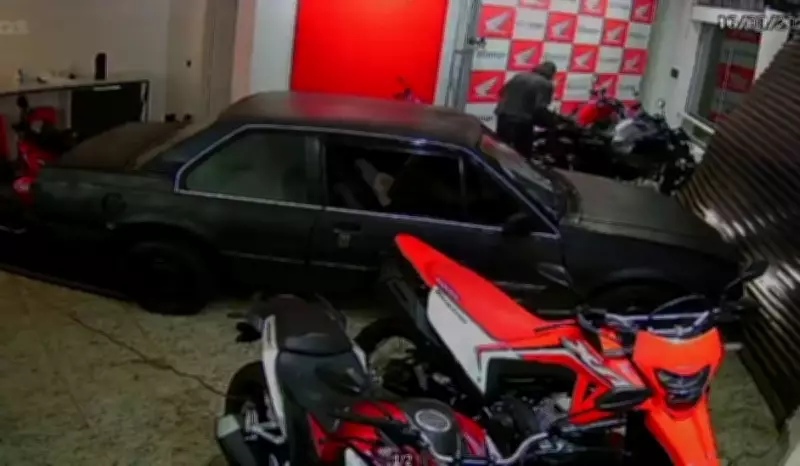 Criminosos invadem concessionária em Limeira usando carro como arma e furtam motos