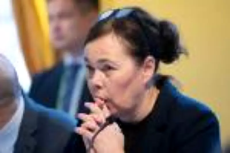 Crise política na Groenlândia: Ministra renuncia após ruptura partidária em meio a tensões com EUA