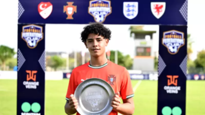 Cristiano Ronaldo Jr. treina no Real Madrid e mira contratação enquanto acompanha pai