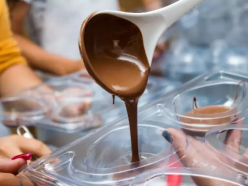 Curso gratuito ensina produção de ovos de Páscoa e empreendedorismo em São Vicente