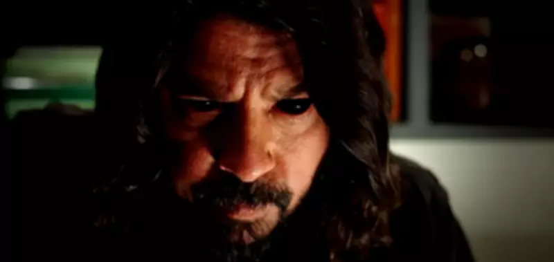 Dave Grohl revela mais de 430 sessões de terapia após traição e vício em conquistas