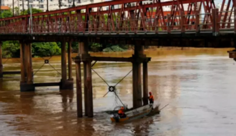 Defesa Civil de Campos dos Goytacazes limpa pilares de pontes após cheia do Rio Paraíba do Sul