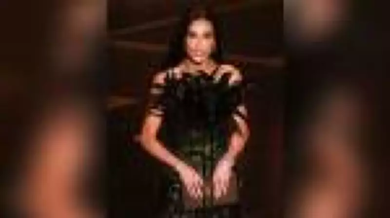 Demi Moore gera polêmica com visual de penas no Oscar 2026