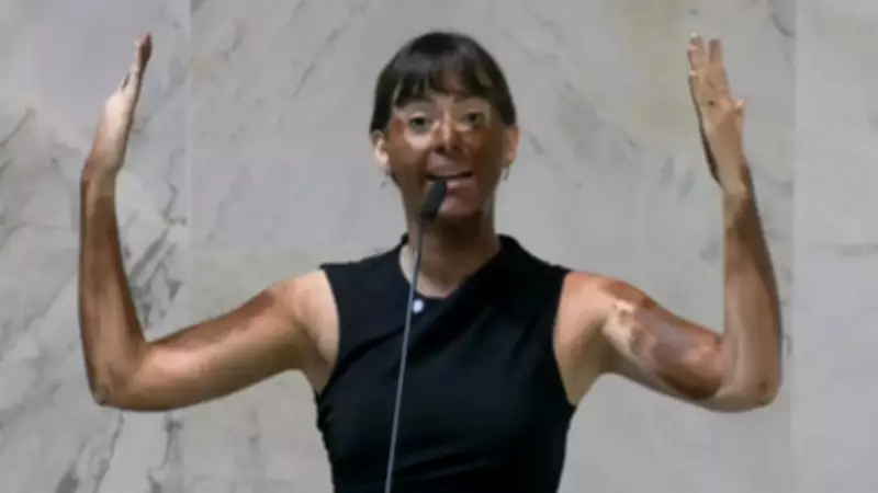 Deputada Fabiana Bolsonaro faz blackface em protesto transfóbico contra Erika Hilton na Alesp
