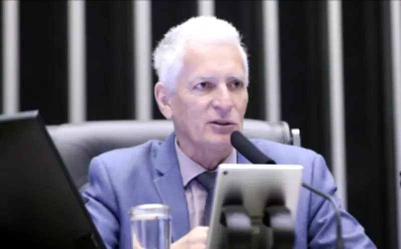 Deputado denuncia blindagem a Flávio Bolsonaro após cancelamento de sessão da CPMI do INSS