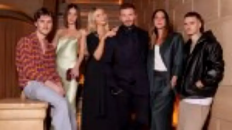 Desfile de Victoria Beckham em Paris: Sucesso na Passarela, Ausência de Brooklyn Revela Tensões Familiares