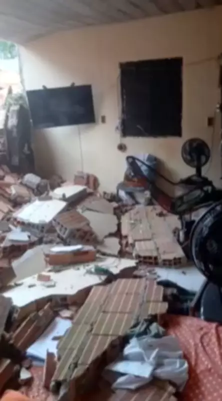 Deslizamento de barranco destrói casa durante chuva intensa em Manaus