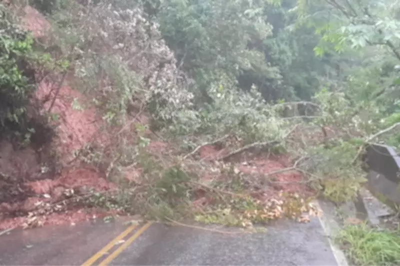 Deslizamento de barreira interdita Estrada do Macuco em Taubaté após fortes chuvas