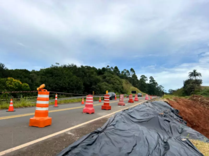 Deslizamento de terra interdita pista na Rodovia Pedro Bosco em Pardinho, SP