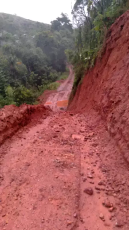 Deslizamento interdita estrada e isola bairro rural em Monteiro Lobato
