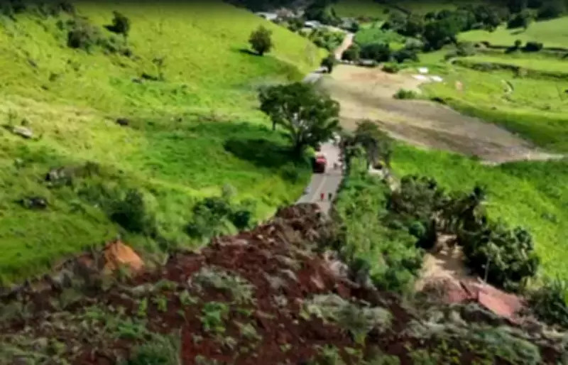 Deslizamento interdita RJ-198 em Natividade após fortes chuvas no Noroeste Fluminense