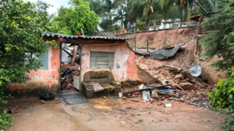 Deslizamento soterra dois homens e deixa nove desabrigados em Serra Negra durante chuva forte