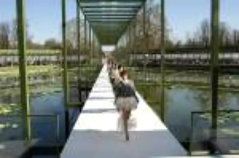 Dior sob o sol de Paris: Jonathan Anderson consolida visão com coleção outono/inverno 2026