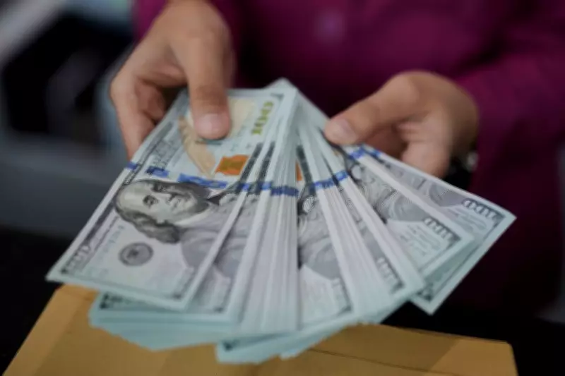 Dólar e Ibovespa registram movimentos divergentes em sessão volátil do mercado financeiro