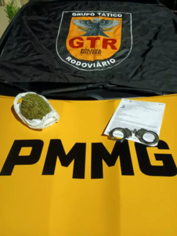 Dois homens são presos em ônibus de turismo durante operação da PM em Montes Claros