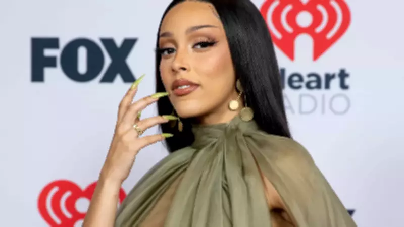 Doja Cat revela luta contra críticas online e hábito de rebater ataques nas redes sociais