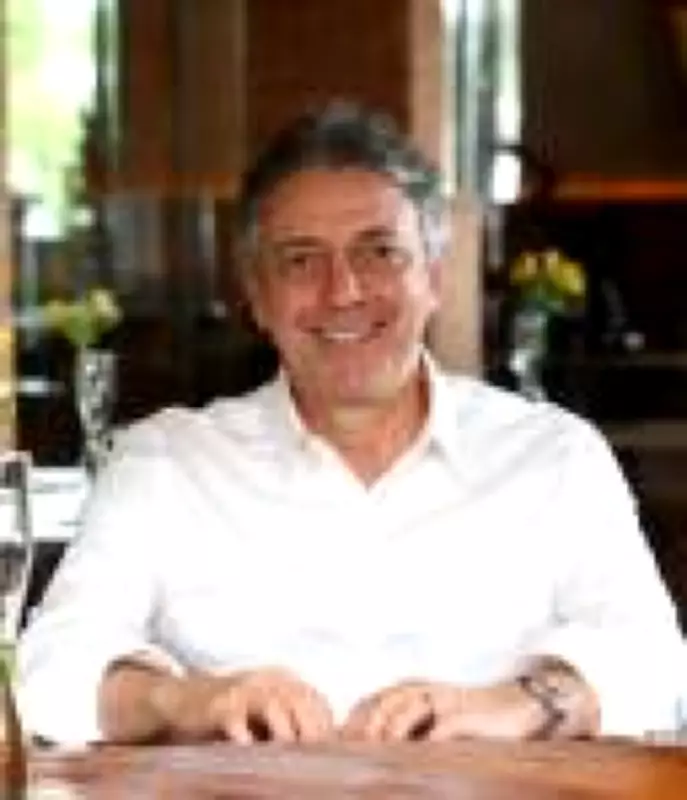 Dono do Coco Bambu rebate Gregório Duvivier por acusação de plágio e processa humorista