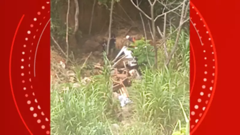 Duas vítimas fatais em acidente com caminhão que caiu em ribanceira no ES