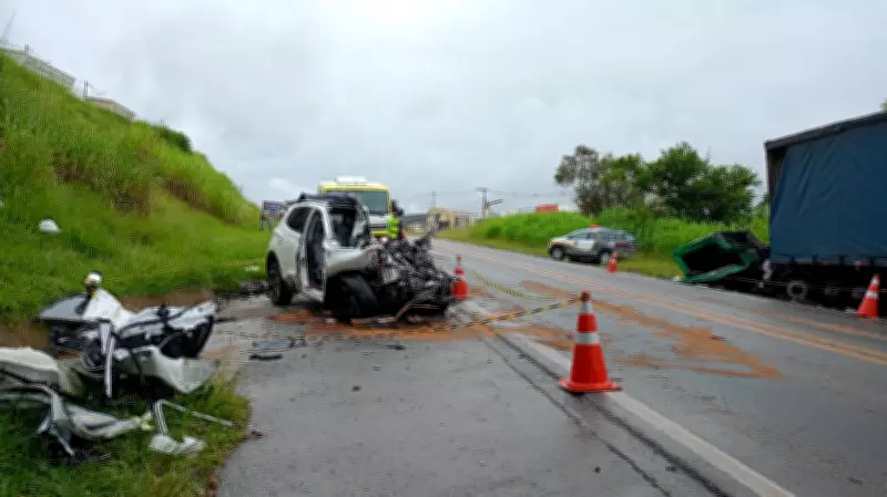 Duas vítimas fatais em colisão frontal entre carro e caminhão na SP-063 em Itatiba