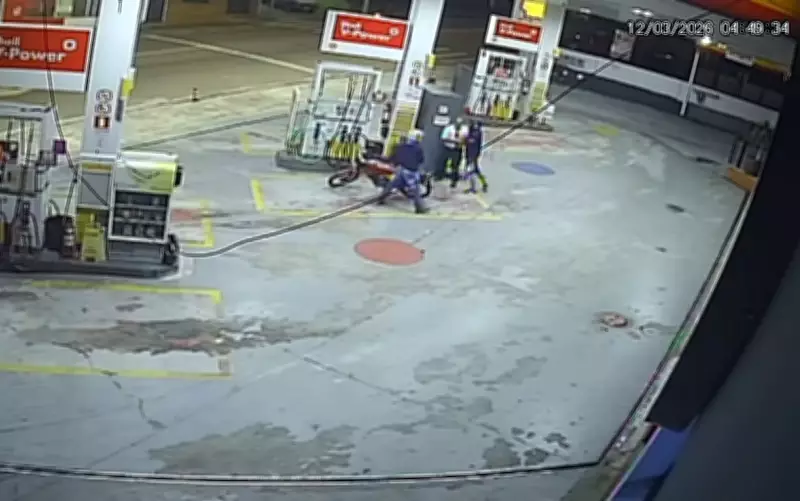 Dupla em moto tenta assaltar frentista em posto de combustíveis em Varginha, Minas Gerais
