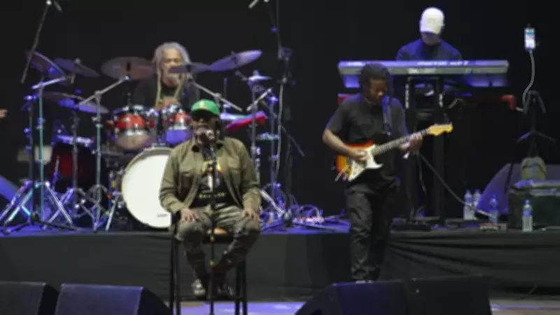 Edson Gomes tem plateia esvaziada no Lollapalooza 2026 em meio a concorrência com Sabrina Carpenter