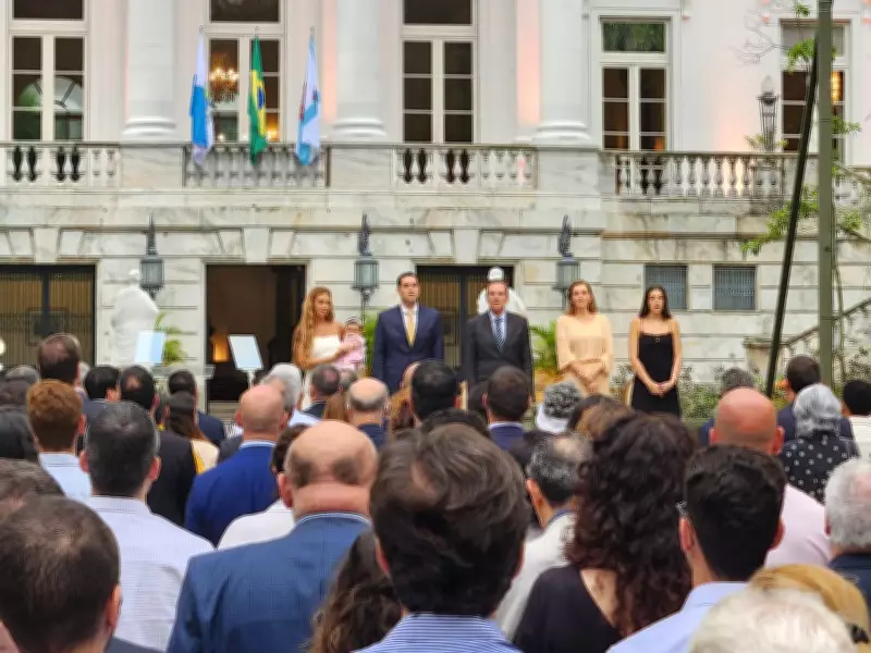 Eduardo Paes renuncia e Eduardo Cavaliere assume como prefeito mais jovem do Rio